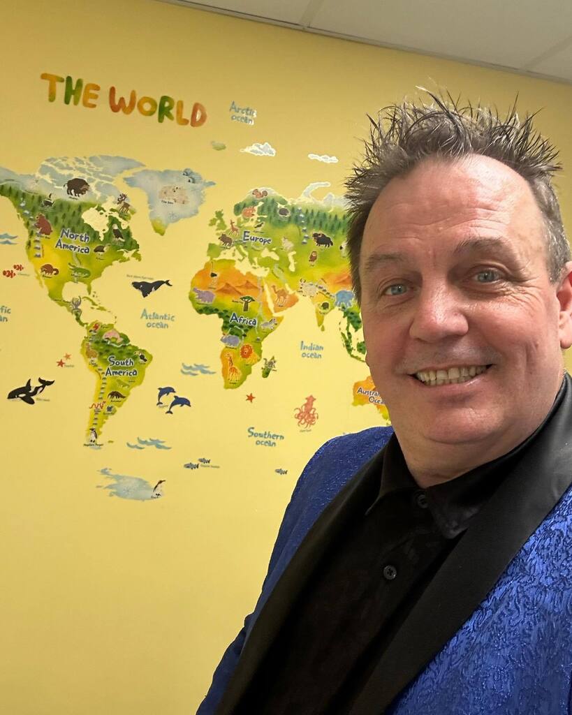 ChrisYuill1's tweet photo. Just about to perform my first of Six shows over the next four days. Should be fun!!
#royalbluemagicsuit 
#corporatemagician #magicalentertainer 
 #magiclife #ilovemyjob #magician  #entrepreneur #corporate #entertainer #entertainment https://t.co/InwTpzQCC3 https://t.co/8ew8unlusW