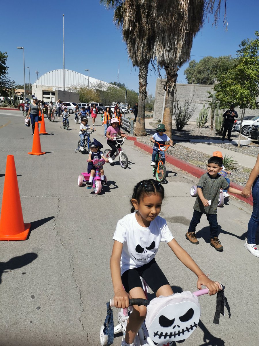 csictsonora's tweet photo. El día de hoy se impartió el ‘Taller de Educación Vial’, en el marco del Día del Niño y la Niña en el Centro SICT Sonora. Sumados a esta dinámica, estuvieron presentes #PolicíayTránsitoMunicipal, #PolicíaEstatal, #GuardiaNacional, #CAPUFE, #AMIVTAC y #VamosRespetando @ZulmaGal https://t.co/gPvcO90J87