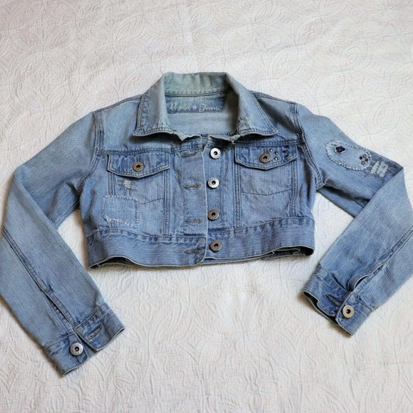 ThriftyHaven's tweet image. This light wash distressed cropped jean jacket is the perfect addition to your look. It's both stylish and comfortable! #DenimJacket #CroppedJacket #Embroidery