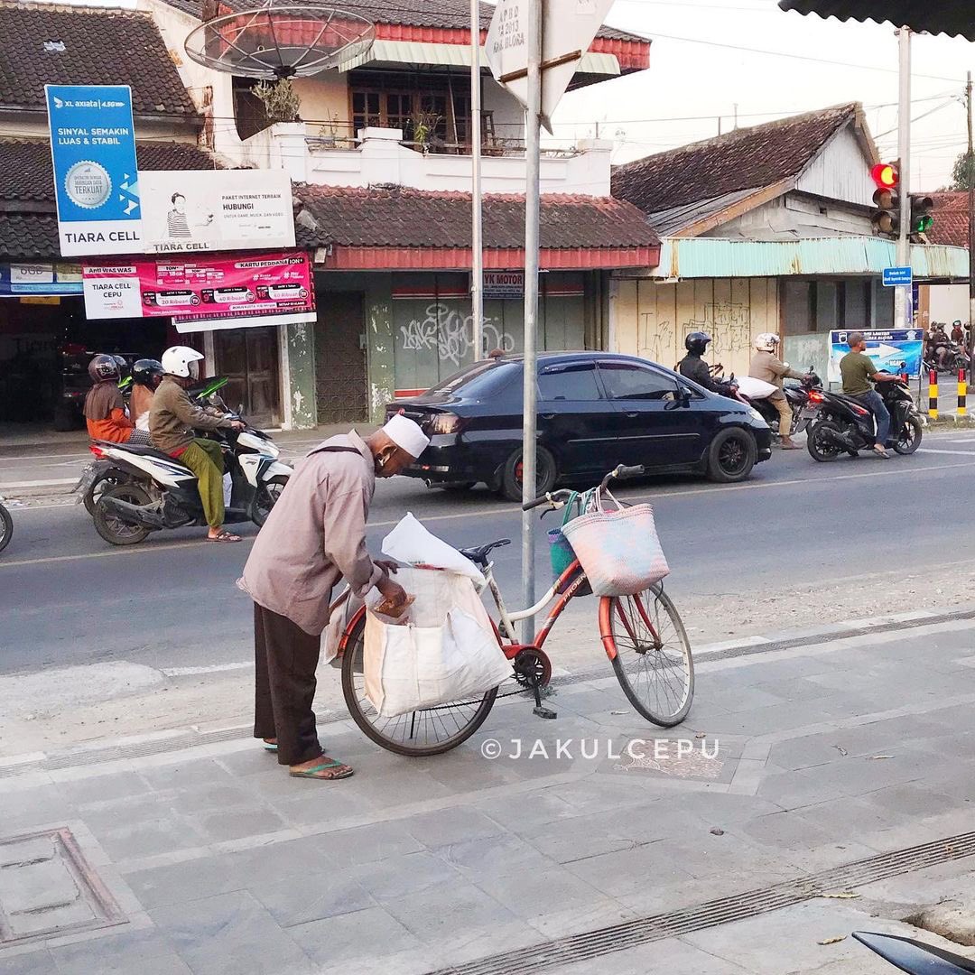 kumaedi07's tweet photo. Hanya dengan 5k-10k rupiah. Kamu sudah ikut adil dalam menolong bapak ini dalam memenuhi nafkah keluarganya. 

Ayo dibeli dagangannya!
#BerhakHidupLayak https://t.co/SKxUDoi7k3