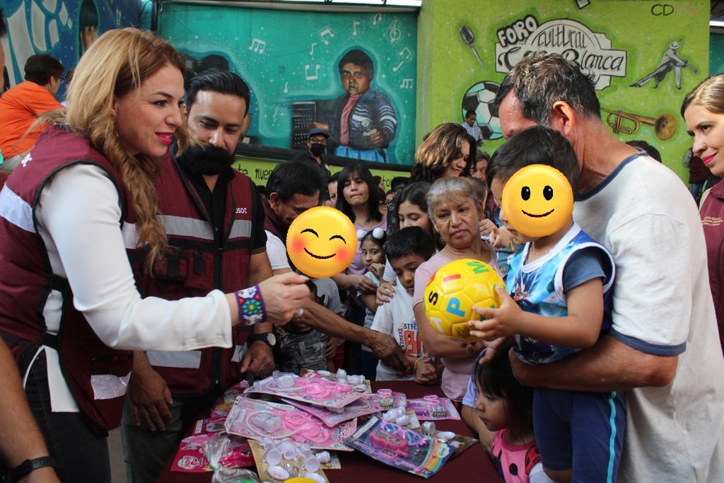 ClaudiaGalavizS's tweet photo. Llevamos diversión y sorpresas para las y los  y niños de la UH Casa Blanca en @A_VCarranza. 
Show de cuenta cuentos, marionetas, actividades infantiles y entrega de juguetes fue con lo que les celebramos este día tan especial

#BienestarEnTUnidad https://t.co/9XvTKnwQfi