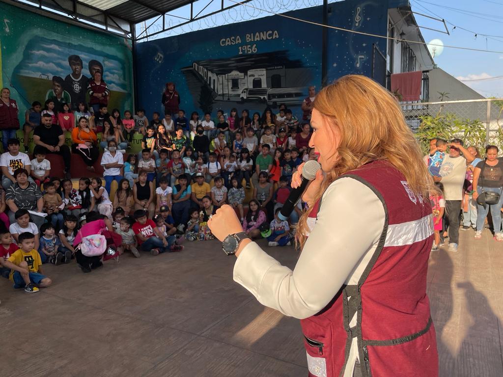 ClaudiaGalavizS's tweet photo. Llevamos diversión y sorpresas para las y los  y niños de la UH Casa Blanca en @A_VCarranza. 
Show de cuenta cuentos, marionetas, actividades infantiles y entrega de juguetes fue con lo que les celebramos este día tan especial

#BienestarEnTUnidad https://t.co/9XvTKnwQfi