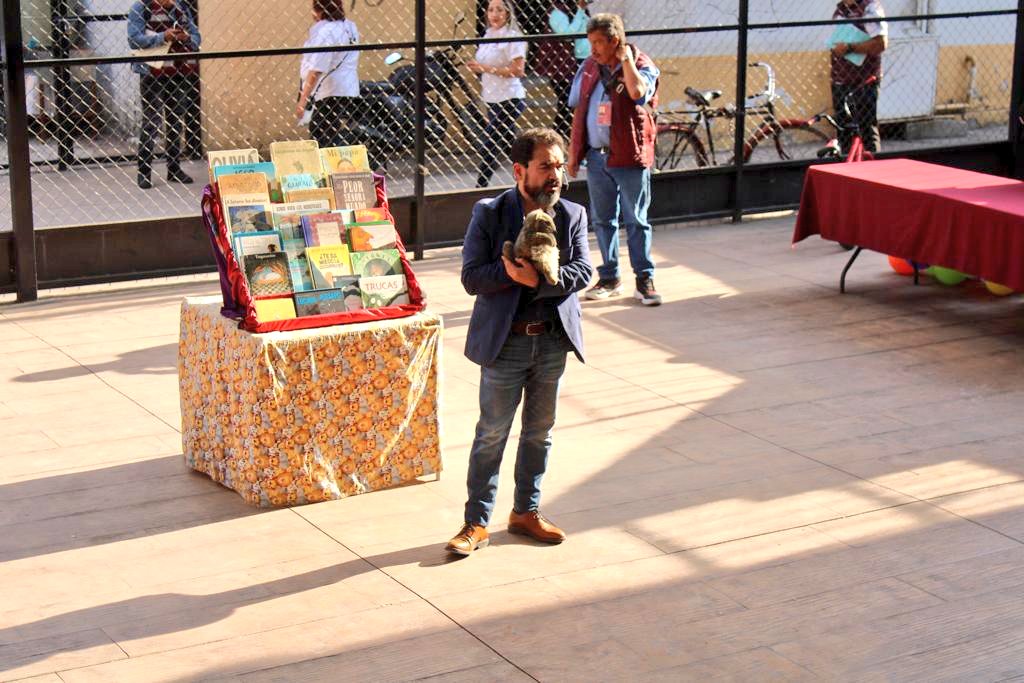 ClaudiaGalavizS's tweet photo. Llevamos diversión y sorpresas para las y los  y niños de la UH Casa Blanca en @A_VCarranza. 
Show de cuenta cuentos, marionetas, actividades infantiles y entrega de juguetes fue con lo que les celebramos este día tan especial

#BienestarEnTUnidad https://t.co/9XvTKnwQfi