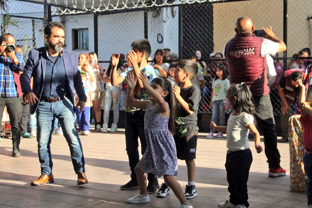 ClaudiaGalavizS's tweet photo. Llevamos diversión y sorpresas para las y los  y niños de la UH Casa Blanca en @A_VCarranza. 
Show de cuenta cuentos, marionetas, actividades infantiles y entrega de juguetes fue con lo que les celebramos este día tan especial

#BienestarEnTUnidad https://t.co/9XvTKnwQfi