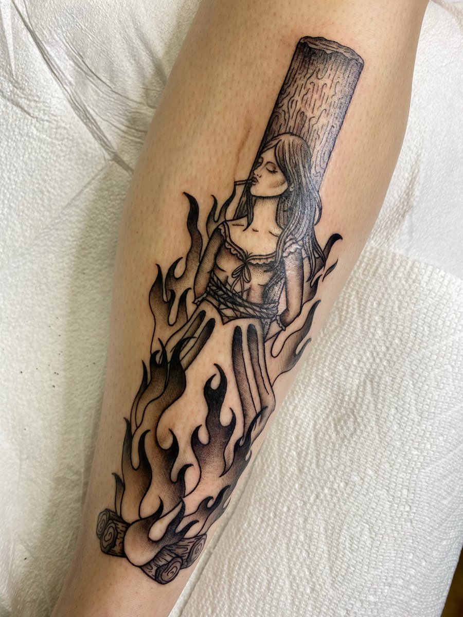 lunamothwitch's tweet photo. burning witch 🖤 https://t.co/9EG6xam800