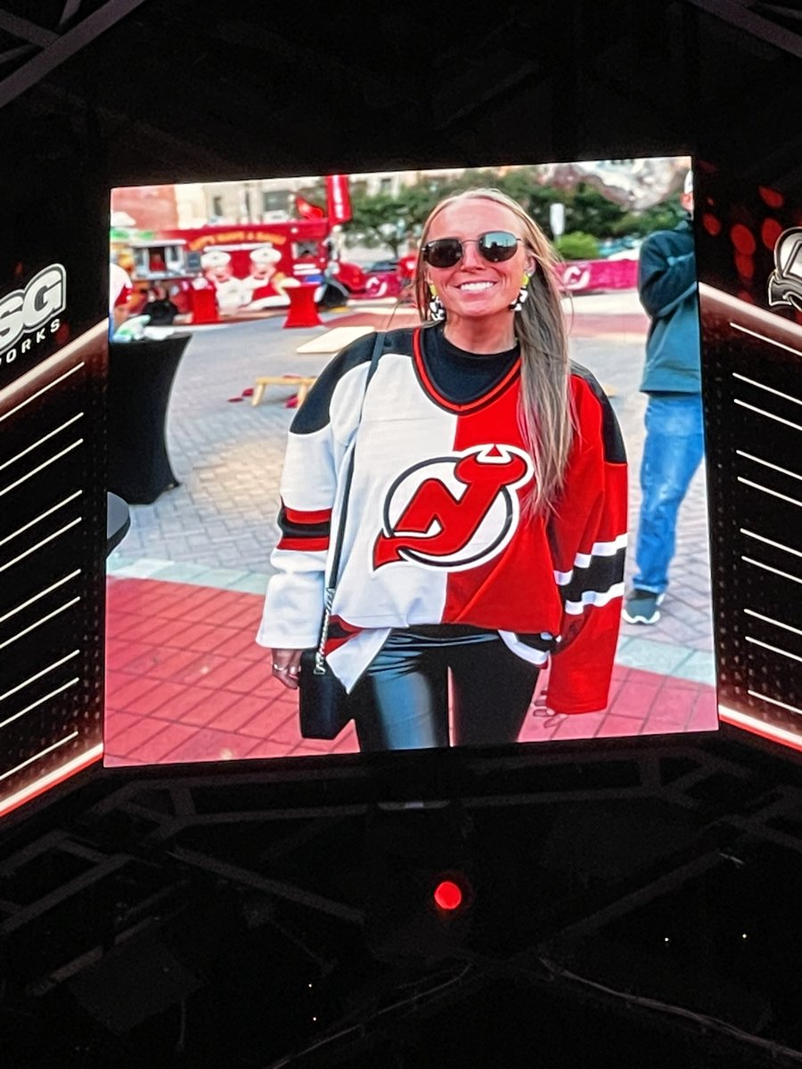 sumalamantha's tweet image. Hey @NJDevils how do I get a copy of this pic of me you guys had on the Jumbotron for fan appreciation night? 🥹🫶 #ReplyTweet