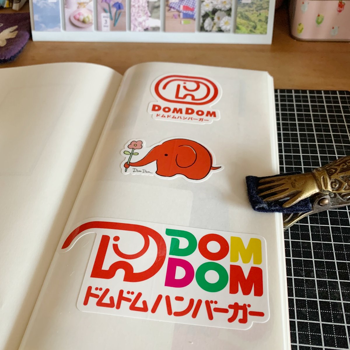 muserato_fan's tweet photo. ドムドムハンバーガーの「ドムぞう君」のステッカー♪もらったり買ったりしたステッカーが結構溜まっていたので、トラベラーズノートのシール台紙リフィルにペタペタ貼ってみた。ツルツルの剥がせる台紙なのでシールのコレクションに良い感じです👍
#トラベラーズノート #ドムぞう #ハトの巣マスター https://t.co/MRBM3wxHmu