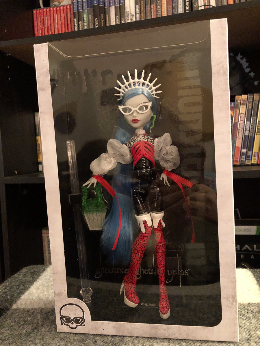 Melodymelonpan's tweet photo. Omgggggg my Ghouluxe Ghoulia arrived today and she is *perfection*

#MonsterHigh #GhouliaYelps #FangClub #MattelCreations https://t.co/eejOwbtZGe