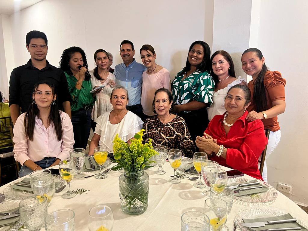 marcogomezor's tweet photo. Gracias a  los miembros de la familia @SENASucre que participaron en este reencuentro, pocos días después de entregar mi cargo como director de la regional durante 20 años. Me llevo bonitos recuerdos, grandes experiencias y amigos de corazón https://t.co/vUfNa4K1Dm