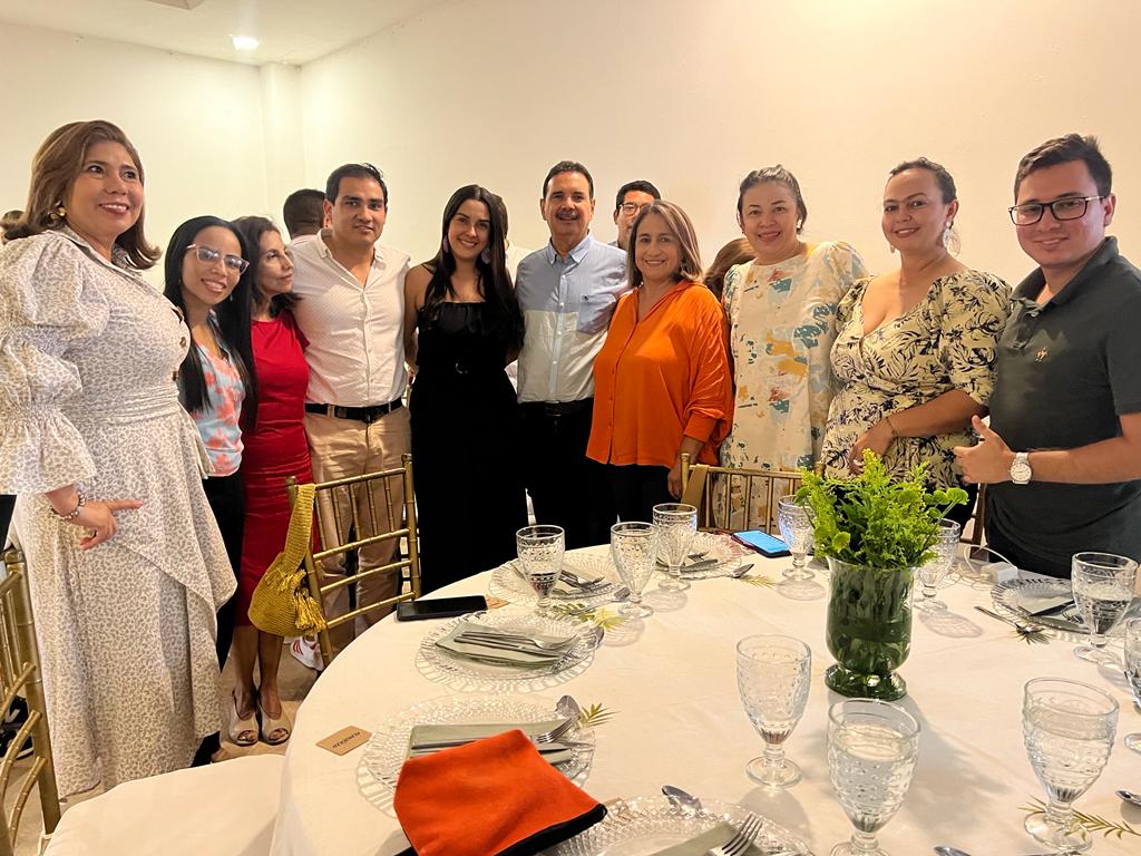 marcogomezor's tweet photo. Gracias a  los miembros de la familia @SENASucre que participaron en este reencuentro, pocos días después de entregar mi cargo como director de la regional durante 20 años. Me llevo bonitos recuerdos, grandes experiencias y amigos de corazón https://t.co/vUfNa4K1Dm