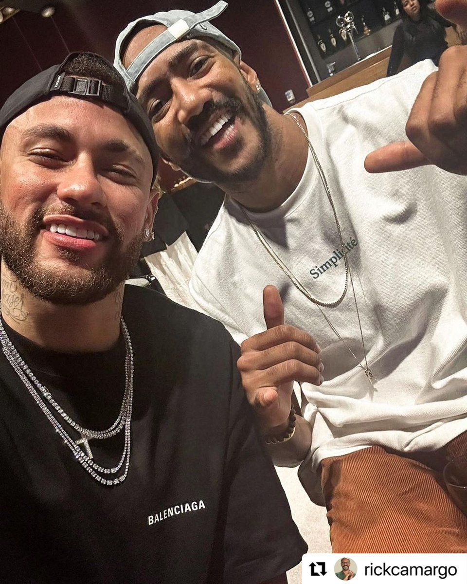HugoGloss's tweet photo. Nesta sexta-feira (28), Ricardo Camargo compartilhou que conseguiu realizar o grande sonho de conhecer o Neymar. É tão Facinho que já saí do #BBB23 direto para os contatos internacionais… Quem disse que pra ser campeão tem que ganhar o programa? 🏆 (📸: @rickcamargo) https://t.co/DiwyKcP5Nb