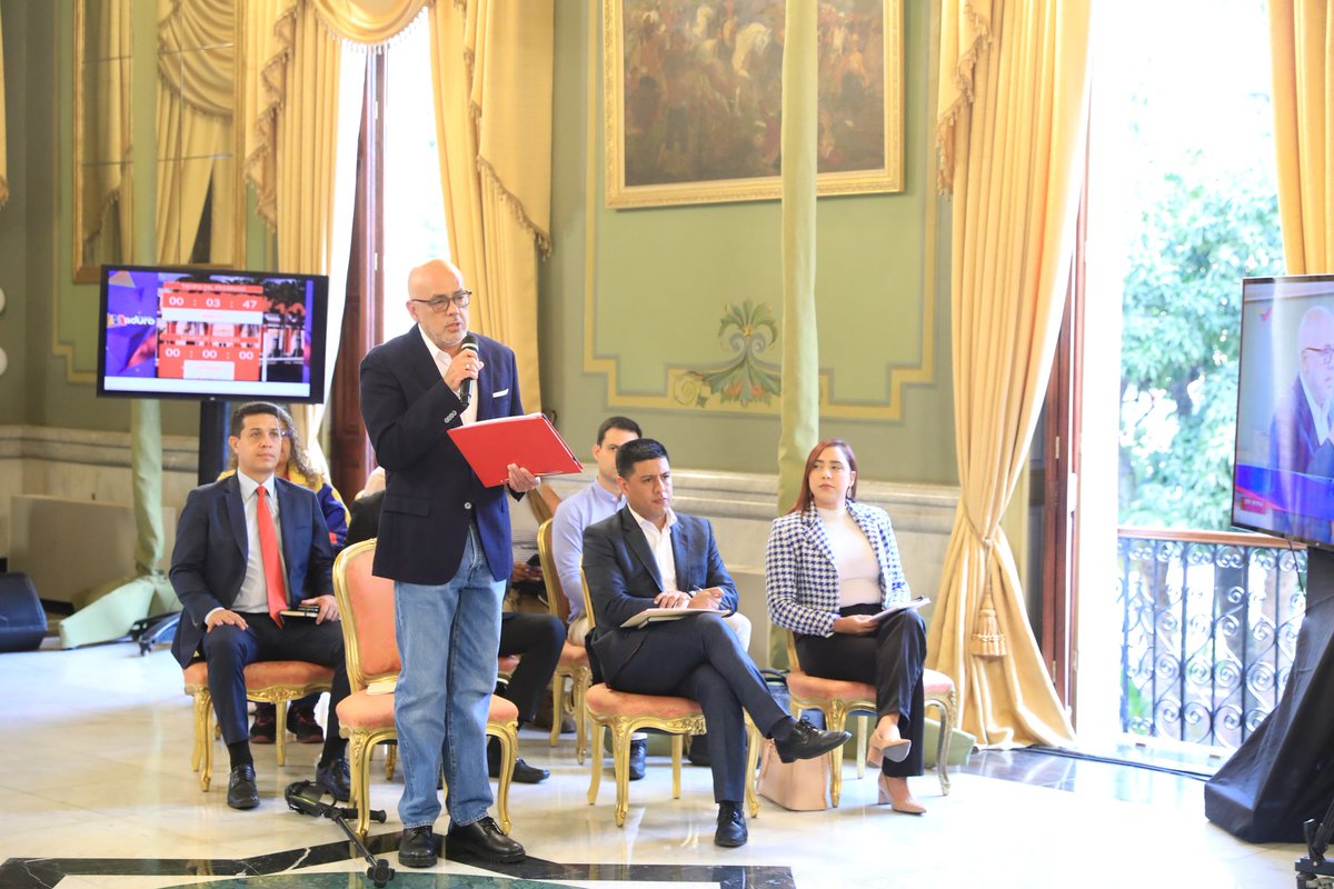NicolasMaduro's tweet photo. Recibí de manos del Presidente de la Asamblea Nacional, Dr. Jorge Rodríguez, la Ley Orgánica de Extinción de Dominio, que nace para golpear a las mafias corruptas. Agradezco, en nombre de nuestro pueblo, la celeridad para la aprobación de esta ley poderosa e importante. https://t.co/0RPbU76pl4