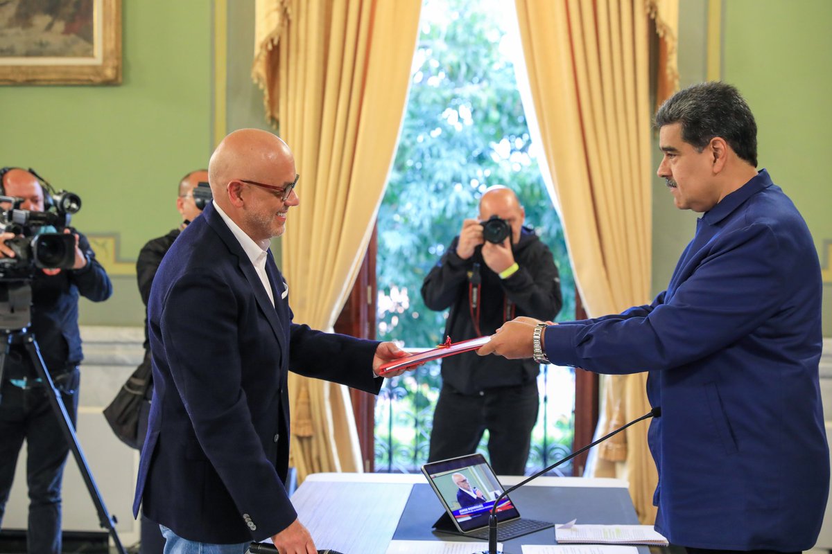 NicolasMaduro's tweet photo. Recibí de manos del Presidente de la Asamblea Nacional, Dr. Jorge Rodríguez, la Ley Orgánica de Extinción de Dominio, que nace para golpear a las mafias corruptas. Agradezco, en nombre de nuestro pueblo, la celeridad para la aprobación de esta ley poderosa e importante. https://t.co/0RPbU76pl4
