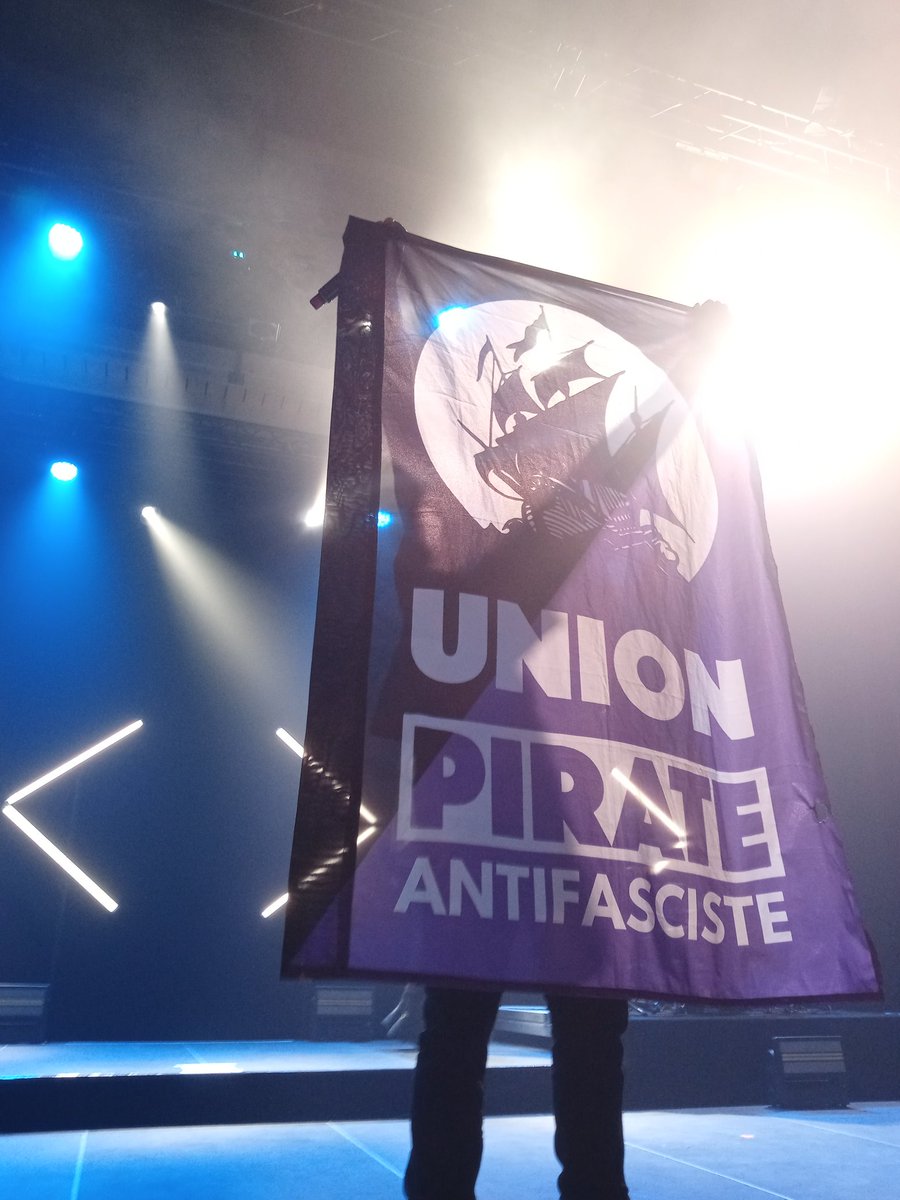 UnionPirate_UBO's tweet photo. L'Union Pirate Finistérienne était présente au concert de @Medinrecords ce soir !
Merci à lui d'avoir brandi notre drapeau, face aux fascistes qui veulent annuler ses concerts nous assurons notre totale solidarité !
#Médine #UnionPirate
crédits photo @Ravenyx93 https://t.co/ltX0eCuLPa