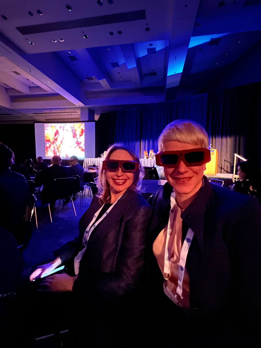 ⁦ok so 3D glasses are cooler than I thought…. But that my friends is Dr. Harke, she is legit. She is the live robo partial queen for ERUS and EAU! So proud! ⁦@NNHarke⁩ @MountsinaiUro⁩ ⁦⁦@NYCRoboticTeam⁩ #robomigos