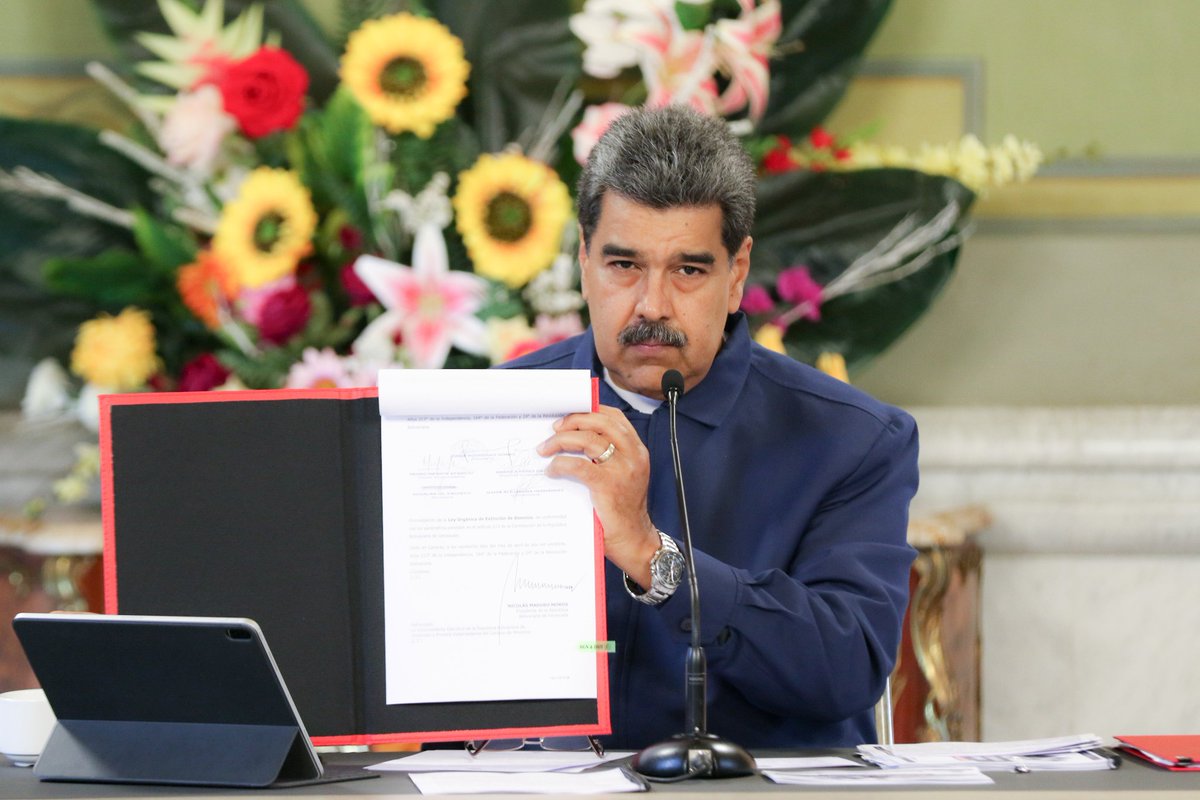 NicolasMaduro's tweet photo. Estamos dispuestos en ir a fondo contra el bandidaje y la corruptela, con la investigación permanente para salirle al paso a los manipuladores. Continuaremos la batalla y triunfaremos, nos asiste la verdad. No mancharán la belleza y el honor del pueblo y la Revolución. https://t.co/yQLl8QLJU0