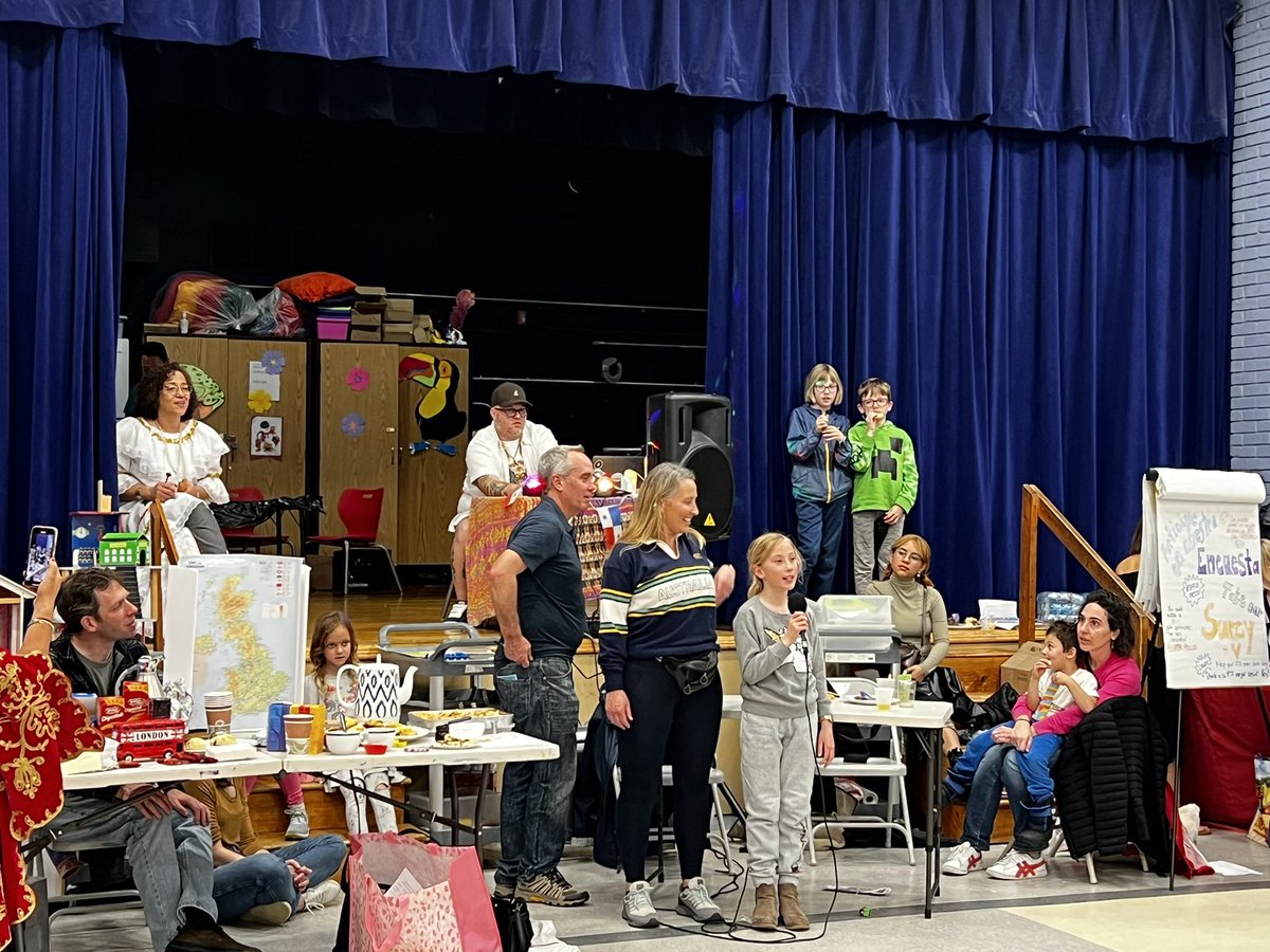 sra_enriquez's tweet photo. Thank you @KeyPta for bringing our @EscuelaKeyAPS community together for International Night!  What an incredible display of many of the cultures that make up our school! @MPerdomo_KeyES https://t.co/WslZYIdIPG
