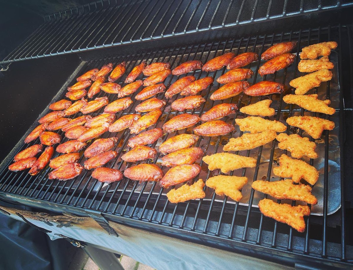 S_johnson_voice's tweet photo. I was smoking some wings. Then I realized that my little nephew was coming over. So, I threw some Dino Nugs on for my lil dude. #GoodUncle #wings #nuggets https://t.co/jWmLgc6oxo