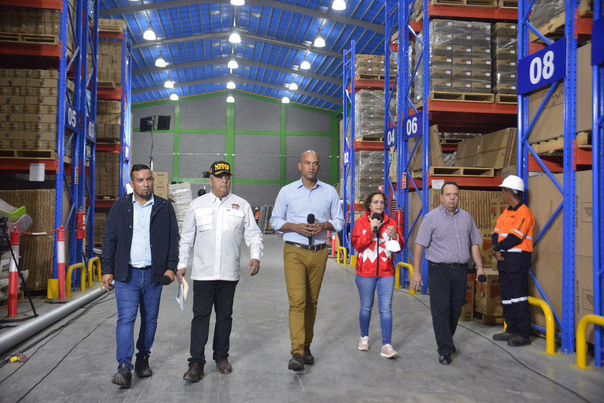 NicolasMaduro's tweet photo. En un acto de justicia y convencidos que estamos del lado correcto de la historia, entregamos en los estados Miranda, Anzoátegui y Nueva Esparta, bienes incautados a las mafias de la corrupción. Todos los recursos recuperados irán al servicio social del pueblo venezolano. https://t.co/51eohfbwTP