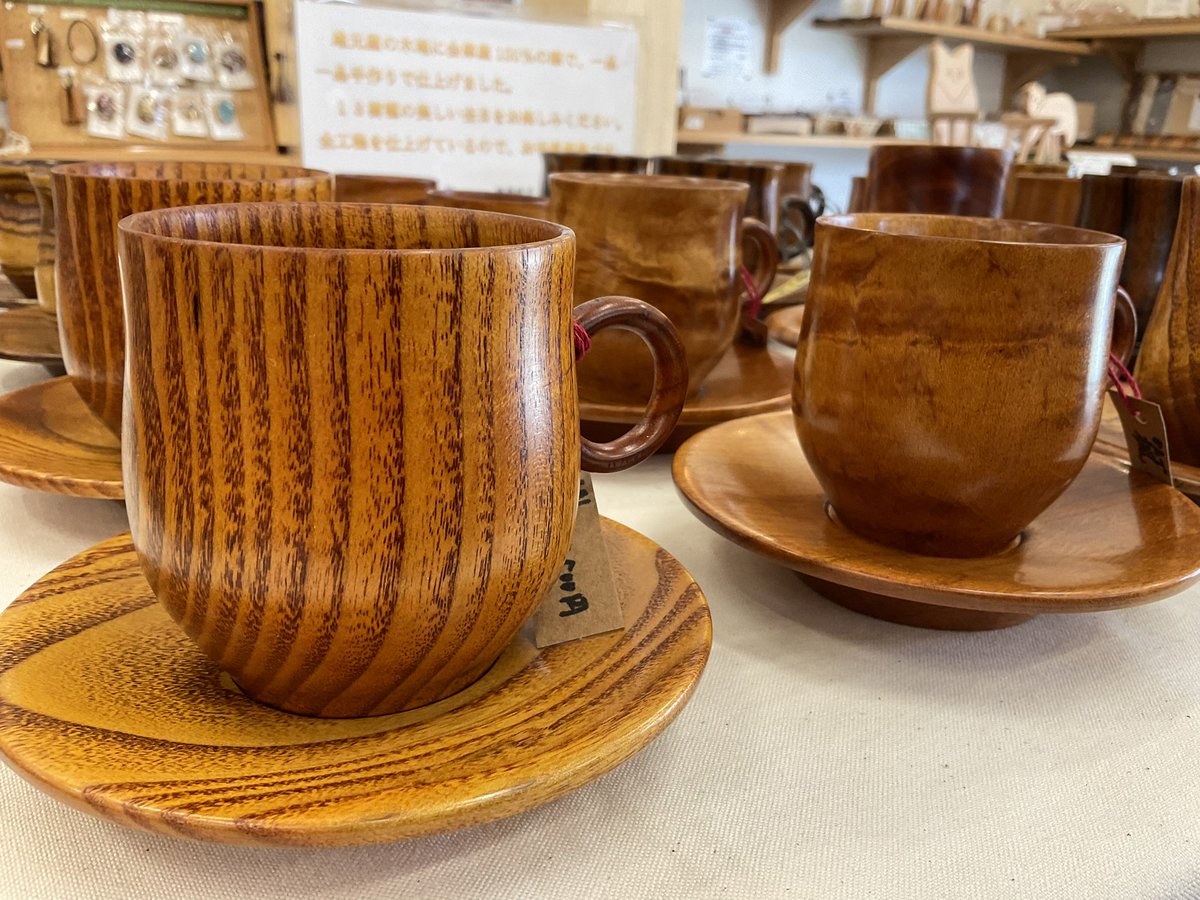 kikorinomise's tweet photo. GW期間限定で齋藤修平さんのコーヒーカップとソーサーのセットを販売しています！きこりの店の材料を中心にろくろで作ったカップとソーサーはそれぞれ木目がとても美しいです。仕上げは会津産の漆を使った拭き漆です。様々な樹種がありますのでお気に入りを見つけてください✨ https://t.co/gB4rBIEq5s