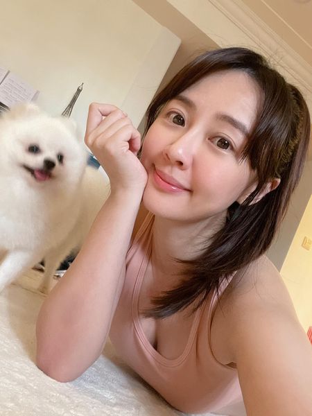 What can a puppy give you? A puppy has nothing of his own, but he can give you a furry head, wet eyes, and an unreserved heart every day.😄