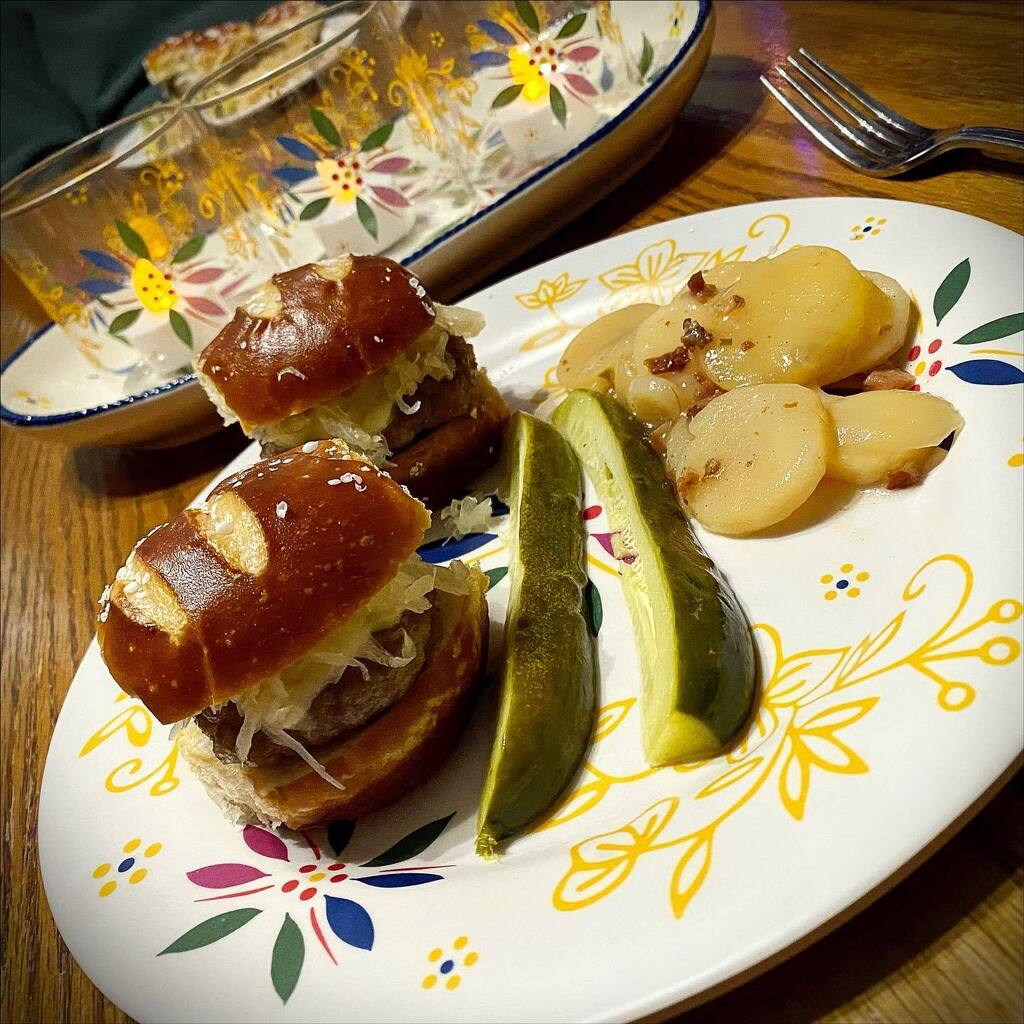 Bratwurst & kraut sliders on pretzel rolls with German potato salad. Easy and tasty!
.
.
.
.
.
#bratwurst #brats #sauerkraut #pretzelbun #potatosalad #germanpotatosalad #kosherdill #friday #fridaynight #weekend #easysupper #homecook #heatandeat #yum #foo… instagr.am/p/CrmYhiLMLka/