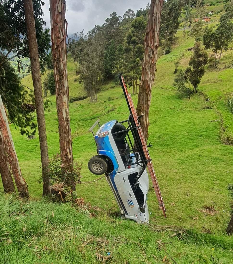 RAMIROLOJANOL's tweet photo. #Cañar
Un vehículo de la empresa eléctrica perdió pista y se salió de la carretera, ocurrió en la comunidad de #Zhal. https://t.co/VbSTxL9uJF