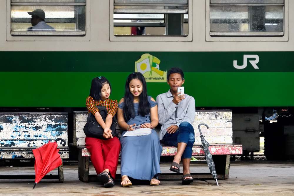 スマホに夢中は背景も併せ、何処の国かと見紛う。
内戦状態のミャンマーに平和を。

ミャンマー  ヤンゴン中央駅　 2019年