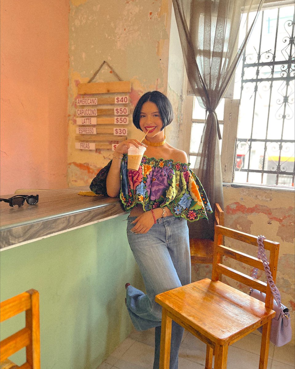 AngelaAguilar__'s tweet photo. Me encontré estas fotos 🌼🌸🌺🪻🌻💐 https://t.co/9v4GtLhLBk