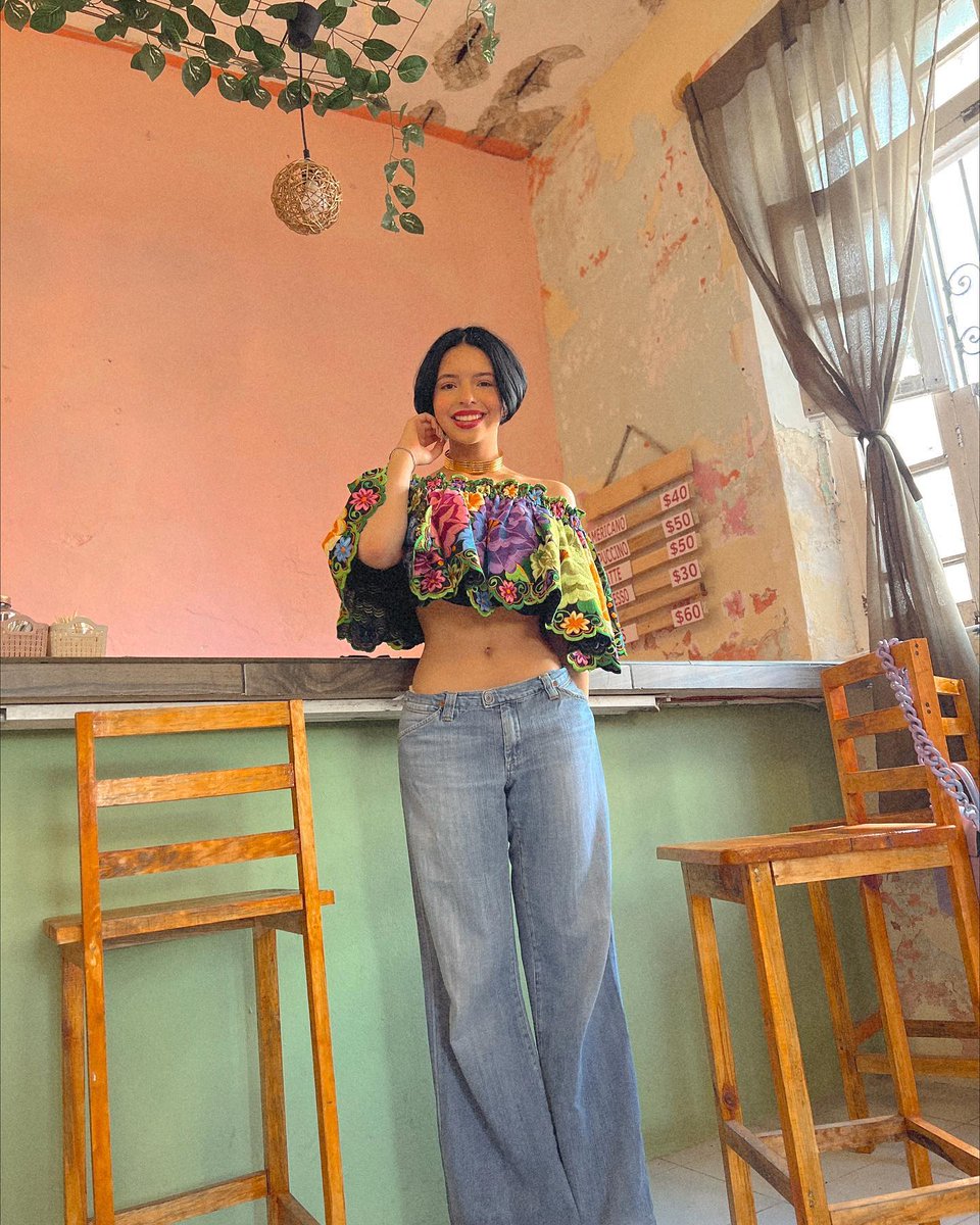 AngelaAguilar__'s tweet photo. Me encontré estas fotos 🌼🌸🌺🪻🌻💐 https://t.co/9v4GtLhLBk