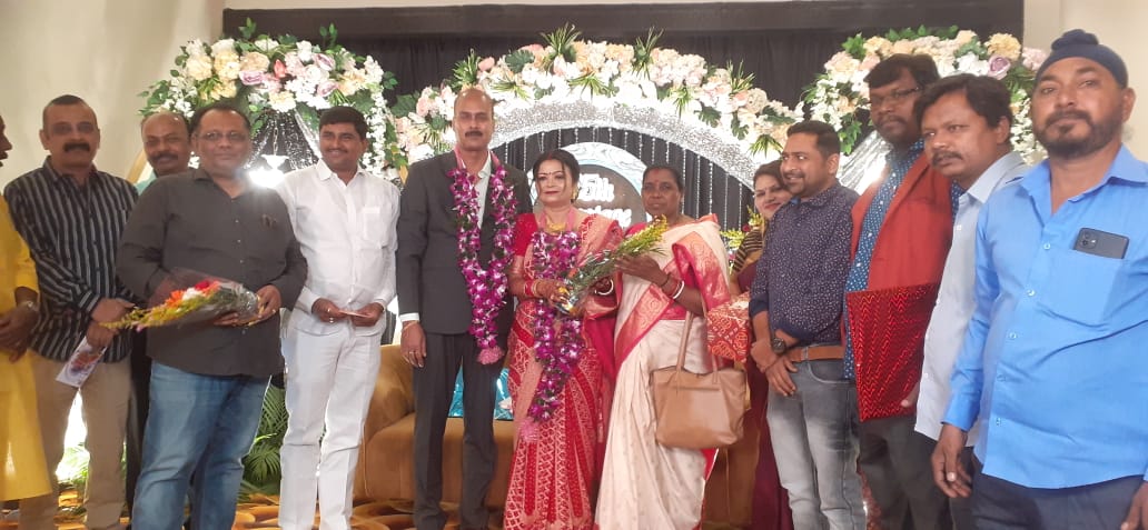 Menka_Sardar's tweet photo. कल देर शाम भाजपा जिला उपाध्यक्ष श्री संजीव सिन्हा के विवाह के 25 वां  वर्षगांठ में शामिल होकर शुभकामनाएं दिए ।
@MahanagarBjp https://t.co/dNNdWRTu0v