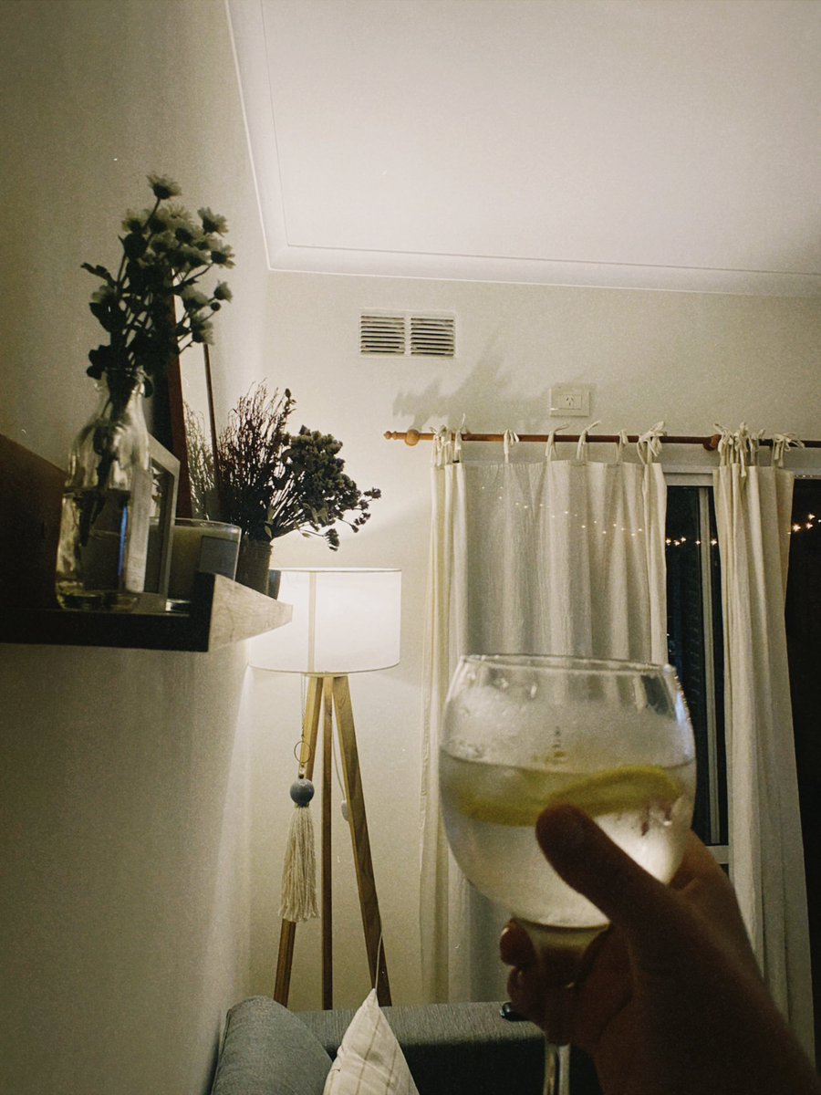 Que planazo tener tu casa con olor a limpio y estar un viernes tomando algo sola cocinándote algo rico y escuchando música. Como dicen, al final siempre nos tenemos a nosotros mismos. salud 💛✨