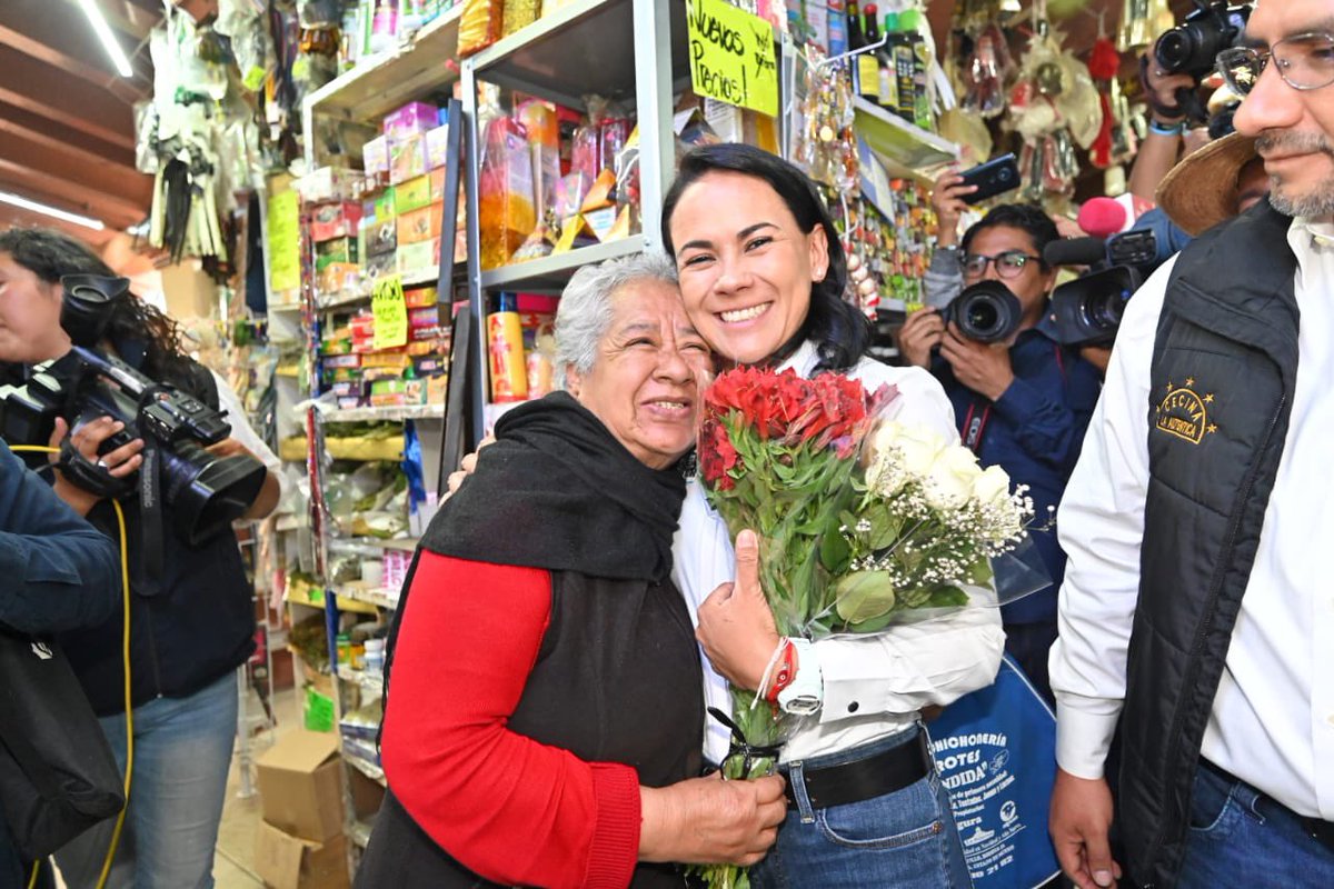 AlejandraDMV's tweet photo. En #Zinacantepec, pasé a saludar a los locatarios del Mercado Municipal
"Francisco I. Madero". Tenemos el compromiso de impulsar el comercio local y de trabajar por más créditos para los emprendedores. Como gobernadora vamos a entrarle a la ampliación y modernización de mercados municipales. #UnirEsResolver #AleGobernadora #VotALE