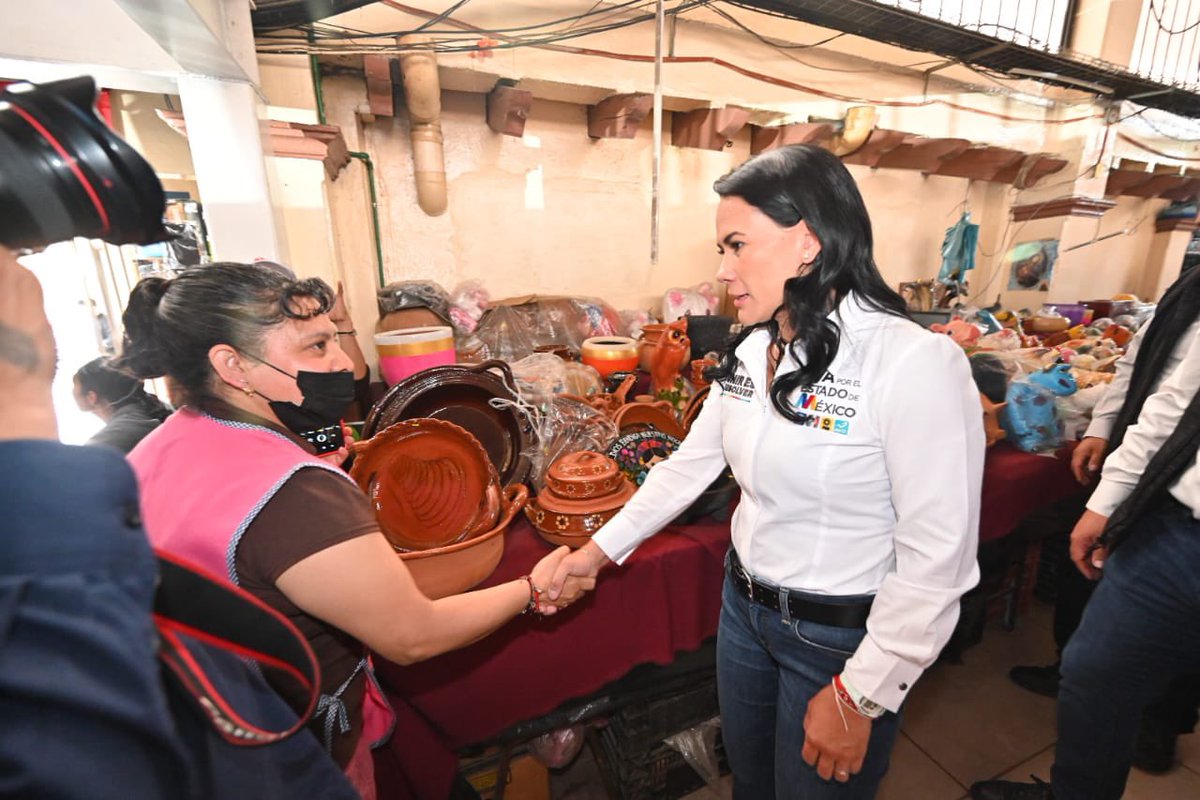 AlejandraDMV's tweet photo. En #Zinacantepec, pasé a saludar a los locatarios del Mercado Municipal
"Francisco I. Madero". Tenemos el compromiso de impulsar el comercio local y de trabajar por más créditos para los emprendedores. Como gobernadora vamos a entrarle a la ampliación y modernización de mercados municipales. #UnirEsResolver #AleGobernadora #VotALE