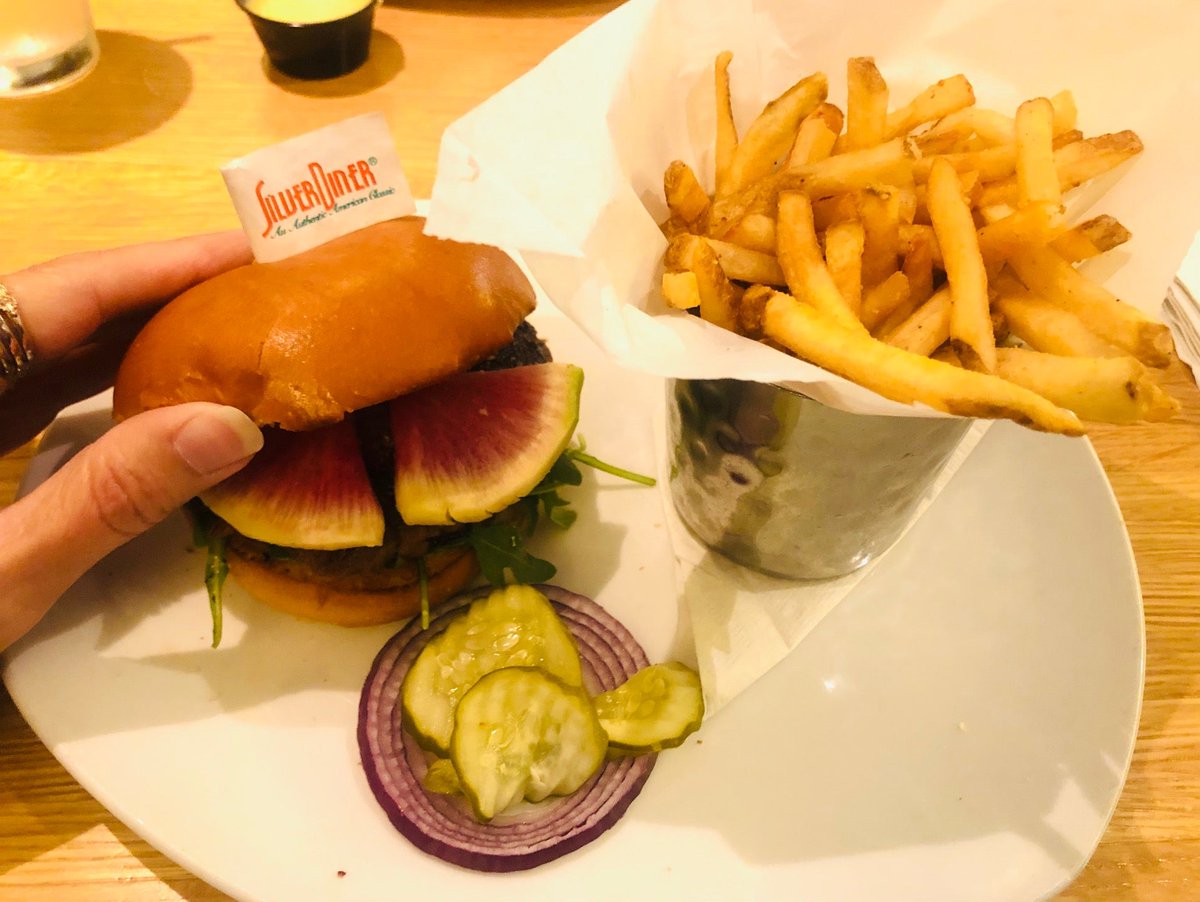 Thank you ⭐️ZAK⭐️ #SilverDiner miso burger, build your own beef burger #DinerLife #TGIF #TipYourServer (@ Silver Diner in Ashburn, VA) swarmapp.com/c/6wvVjOifrpn