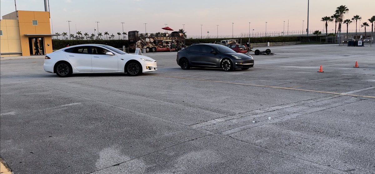 TeslaClubSoFla's tweet photo. @Teslamojo &amp; @justinhorn getting ready for another lap. 🚦🚦
#FastLaneFriday https://t.co/vVXRCjoLnV