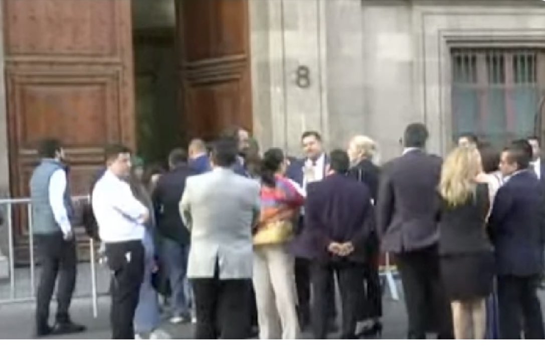 lopezdoriga's tweet photo. Ya sin ningún pudor, los senadores de Morena esperan en la entrada lateral de Palacio Nacional para que el presidente @lopezobrador_ les dé línea en la crisis del Senado. Ahí los tiene esperando en la calle, en la puerta de Corregidora. https://t.co/yo1XvAJzfN
