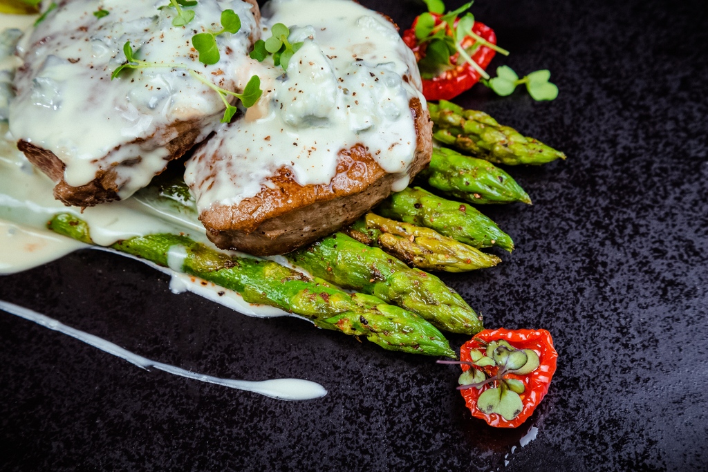 This gorgeous veal filleto  Mamma mia, does that ever look delicious. Served over asparagus, which is plentiful now, it's the perfect Spring dinner.

blog.sousvidesupreme.com/2015/07/veal-f…