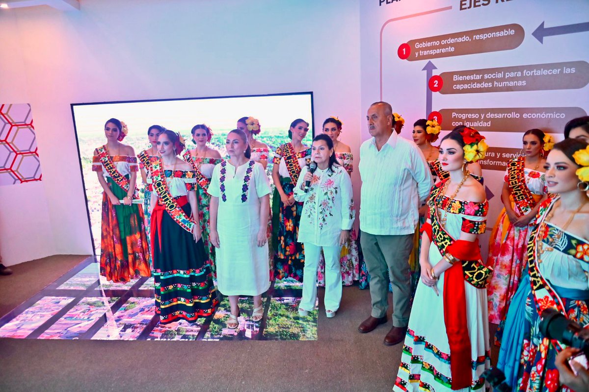 DiarioPresente's tweet image. #FeriaTabasco2023🌺 La alcaldesa de #Centro, Yolanda del Carmen Osuna Huerta, es la anfitriona esta tarde, en la nave 1 del #ParqueTabasco, donde junto con el #Gobernador Carlos Manuel Merino Campos su señora esposa Guadalupe Castro de Merino