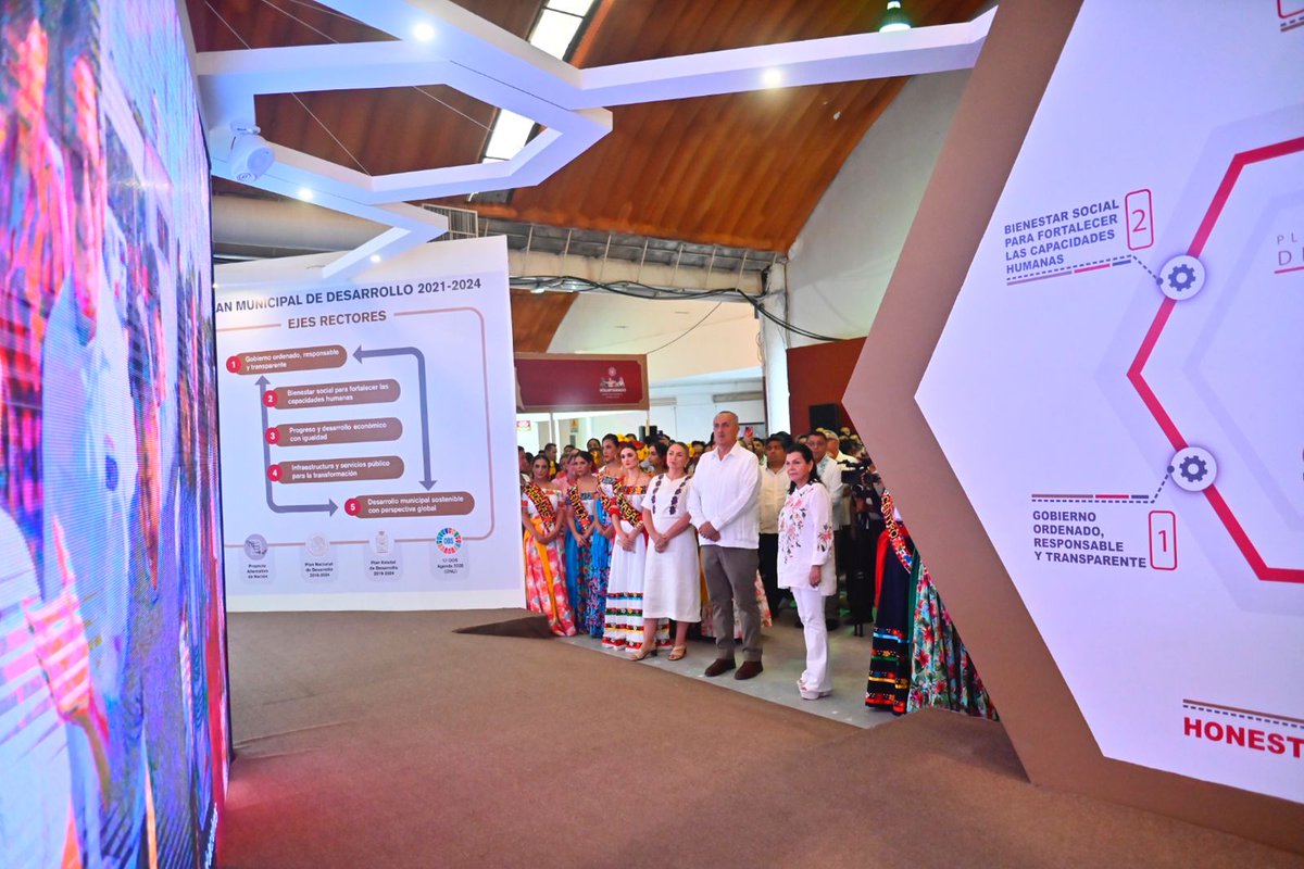 DiarioPresente's tweet image. #FeriaTabasco2023🌺 La alcaldesa de #Centro, Yolanda del Carmen Osuna Huerta, es la anfitriona esta tarde, en la nave 1 del #ParqueTabasco, donde junto con el #Gobernador Carlos Manuel Merino Campos su señora esposa Guadalupe Castro de Merino