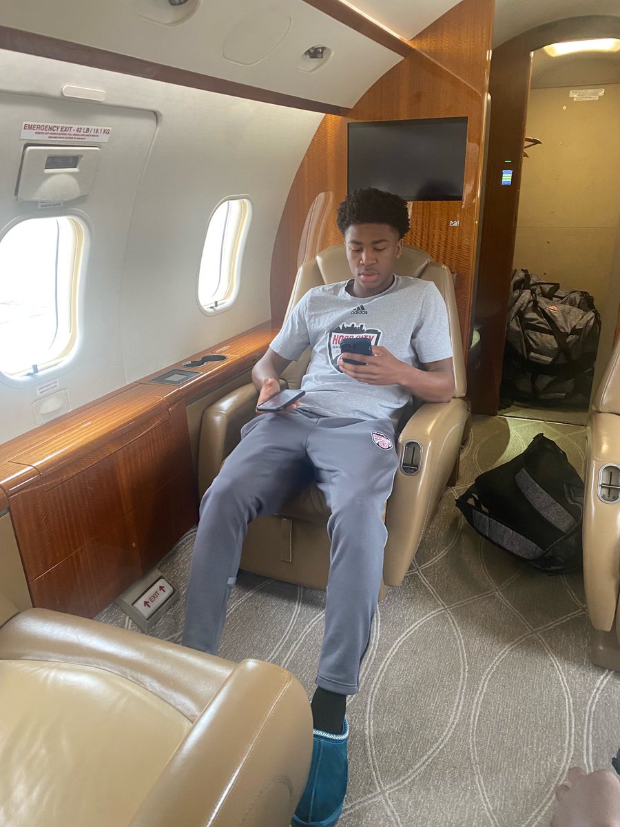 HoopCityBC's tweet photo. Stylin’, private jet flyin’, win-stealin’ 16U Hoop City Elite! The boys moved to 5-0 on the season tonight! 

#3sgb #3StripesGOLDBasketball #aauhoops #aau https://t.co/pHioCZZQoQ