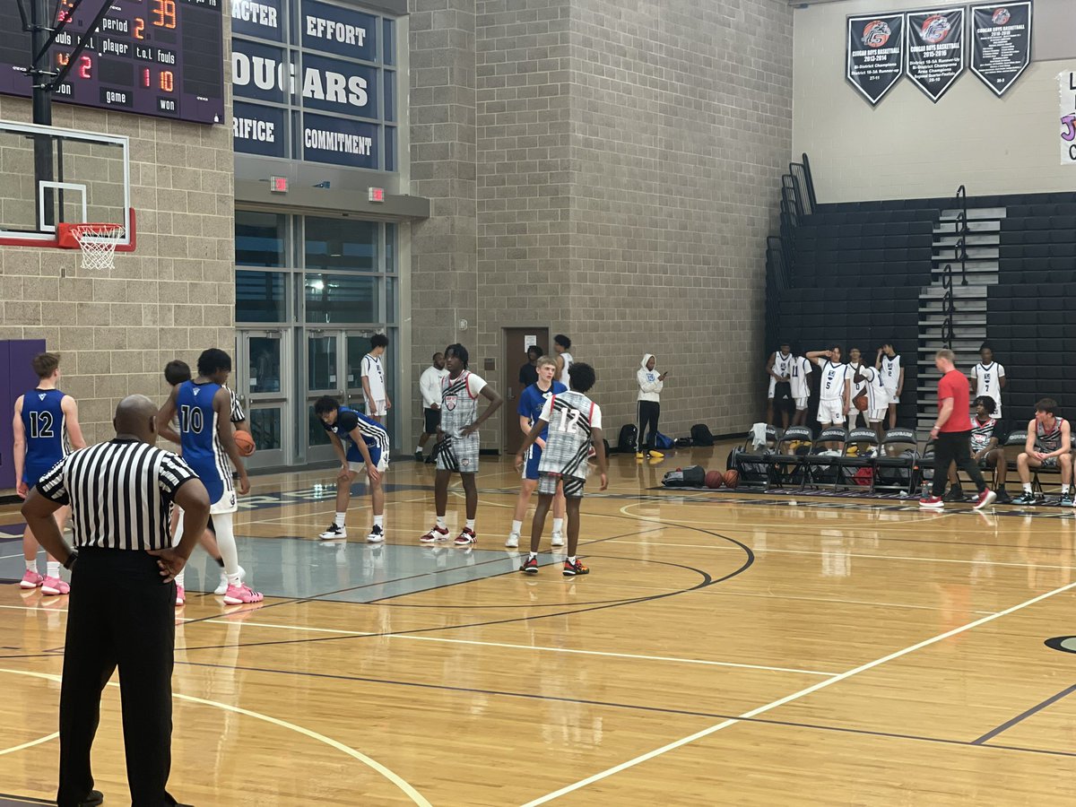 Stylin’, private jet flyin’, win-stealin’ 16U Hoop City Elite! The boys moved to 5-0 on the season tonight! 

#3sgb #3StripesGOLDBasketball #aauhoops #aau