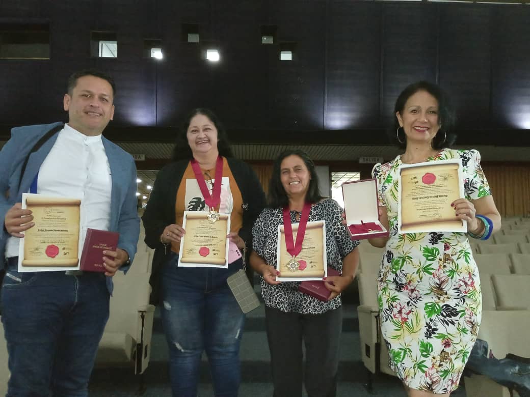 SomosUnem's tweet photo. El equipo de la #UNEM y su rectora Belkis Bigott felicitan a Carlos Velandia, Nilda Moreno, Nohemí Contreras y Claudia Torres de la #UTGUTáchira por haber obtenido el Premio Nacional de Investigación Educativa

¡Felicidades 🎊!

#JusticiaYReparación
@NicolasMaduro 
@MPPEDUCACION https://t.co/S9hZSEY2Z6