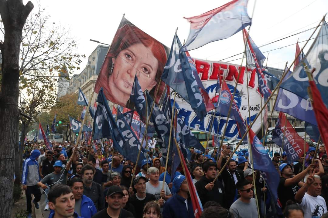FGNacional's tweet photo. Siempre con Cristina, vaya donde vaya.

#Cristina2023 
#FrenteGrandeNacional🔴🔵 https://t.co/bPvb9nlFI6