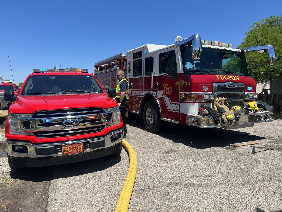 NorthwestFire's tweet photo. Crews from NWFD, @GRFDAZ @TucsonFireDept responded to an abandoned mobile home off of Curtis and Shannon this afternoon. The cause is under investigation. #autoaid https://t.co/pUL6ZW4WY1