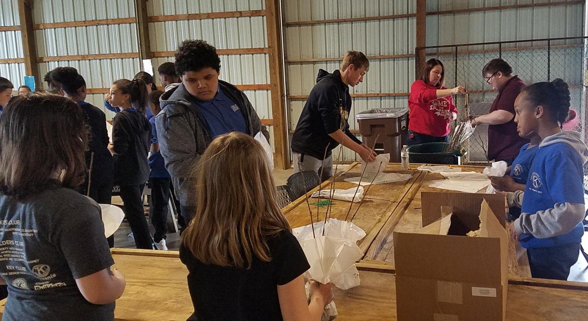 CVOHIO's tweet photo. Members of the Kiwanis in addition to members of the Aktion Club  the Key Club ; the Builders Clubs of South, Liberty and Heir Force; and the K-Kids Clubs of Heritage, Unity, and Freedom; and others bagged 1,352 trees which were given to each first grade student in the County. https://t.co/QMx4UvE8H9