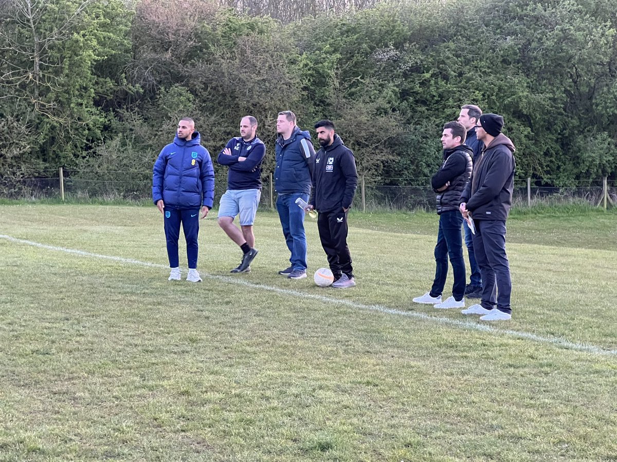 Nimesh_Chinna's tweet photo. Developing on the pitch tonight with @BedsFA / @CoachingSteve @AmritSinghBain3
#PracticeDesign #UEFA C #CoreMoves https://t.co/I8unxOpAZC