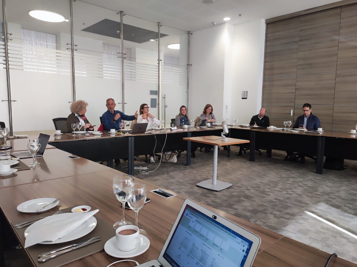 andi_bogota's tweet photo. Una “delicia” de reunión de Junta Directiva tuvimos hoy en la @andi_bogota . Visitamos la planta de @CremHelado_ y presenciamos el trabajo de más de 400 colaboradores que se la juegan todos los días por llenar al País de sonrisas @ANDI_Colombia https://t.co/qap1rV9eMz