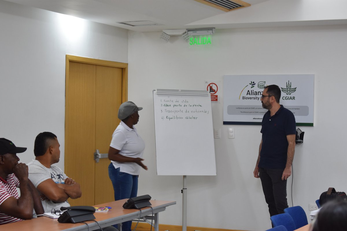 BiovIntCIAT_esp's tweet photo. 🌱Productores de agricultura familiar de Jamundí visitaron esta semana nuestro campus. Recibieron capacitación sobre manejo de humedad de suelo en el marco del proyecto Digitalización de la Agricultura de pequeña escala y sobre  cultivos biofortificados por @LACHarvest 🫘. https://t.co/JE75M5NVjU