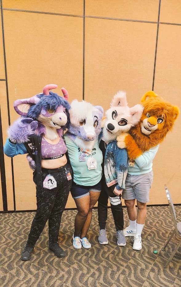 Happy #FursuitFriday !
I'm just so grateful for all the fun I have when suited up with friends 💕